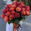25 красно-желтых роз Боргат 50 см